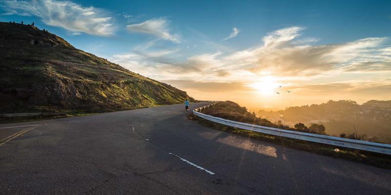 企业多品牌域名注册策略：主域名与防御性注册的平衡之道，助力YWLCN与服务器管理