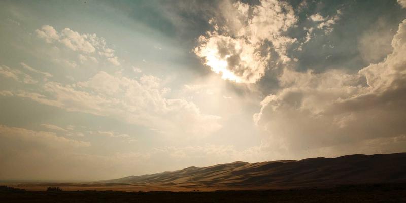 域名注册全攻略：从注册到服务器管理与网站托管的完整指南