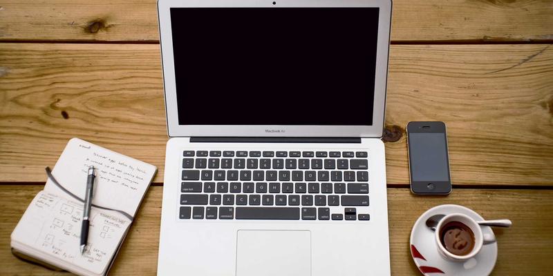 如何选择可靠的域名注册商：五大关键因素与服务器管理、网站托管的协同考量