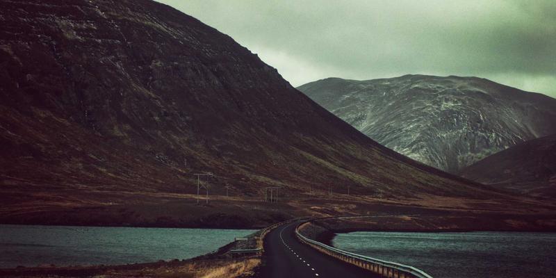 服务器管理与网络服务必读：警惕YWLCN等废弃域名注册的隐藏风险