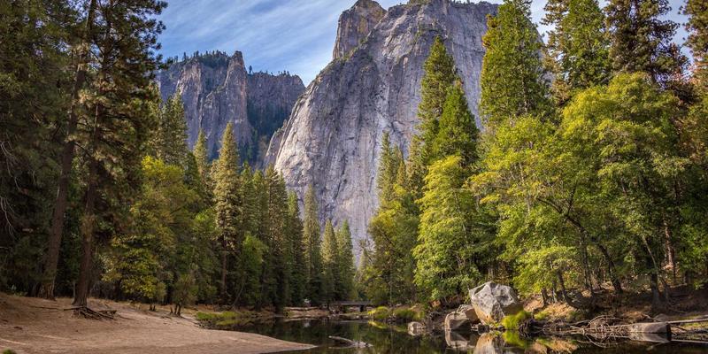 网站托管与服务器管理新视角：如何通过域名注册历史深度调查网站背景与评估价值